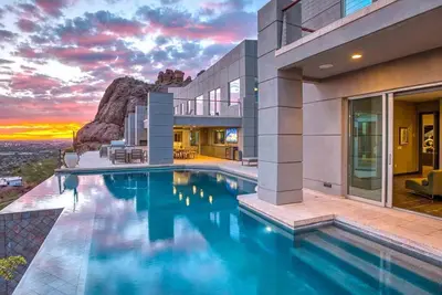 Image de Manoir de 10 millions de dollars à dos de chameau! Vues sur la ville, luxe de 8 chambres, nous sommes des vacances!