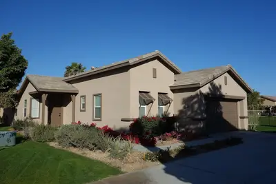 Image de Magnifiquement rénové maison du désert (3br 2ba dort 6-8)