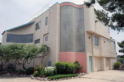 Image de Superbe maison en bord de mer sur une rue calme avec vue sur la baie et l'océan. Jacuzzi!