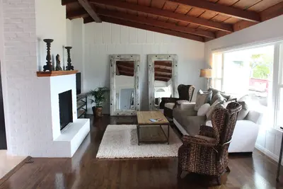 Image de 2 minutes à pied de la plage! Incroyable Resort Beach House House W / A / C & Wifi! !