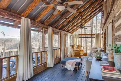 Image de 2 cabines de luxe et cabane dans les arbres avec vue imprenable sur le lac, foyer et bain Ă remous