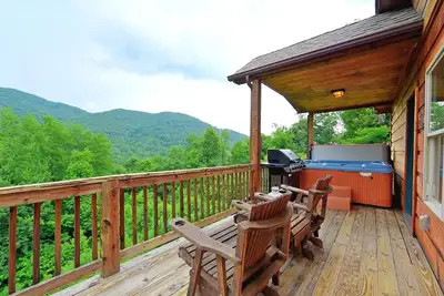 Image de Escapade première cabine de Maggie Valley! Bain à remous, jeux, vue sur la montagne et plus encore!