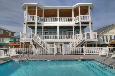 Image de Le refuge B: 5 Br / 5 Ba duplex - 1 côté à Kure Beach, 14 personnes