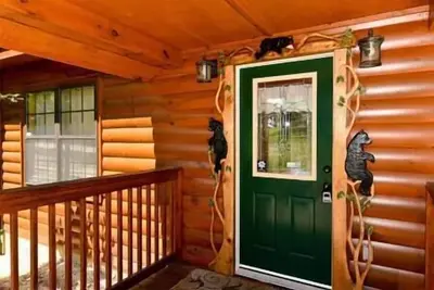 Image de Cabine impressionnant avec salle de cinéma, Table de billard, jeu d'arcade, bain à remous & Bear Carvings
