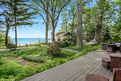 Image de Propriété de luxe sur la plage privée avec vue imprenable sur le lac