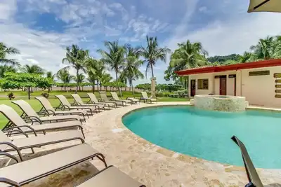 Image de Luxury Oceanfront Condo, Amazing Views, plage incroyable!