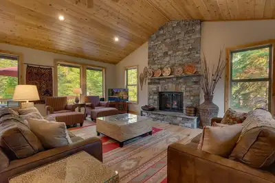 Image de Une promenade dans les bois: 4 Br / 3. 5 Ba quatre chambres à Tahoe Vista, 10 personnes