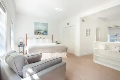 Restez local à Savannah: maison de transport remplie de lumière avec lit king de luxe