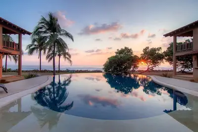 Image de Beau, nouveau front de mer piscine villa-eau salée, des jardins, directement sur l'océan!