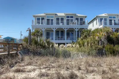 Image de Doublewood A: Oceanfront 4 chambres duplex avec une allée privée à la plage et un ascenseur.