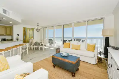 Image de Condo confortable en bord de mer avec balcon privé pouvant accueillir 8!