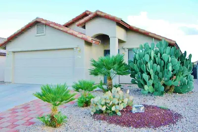 Image de Maison moderne avec piscine + spa + vue sur la montagne