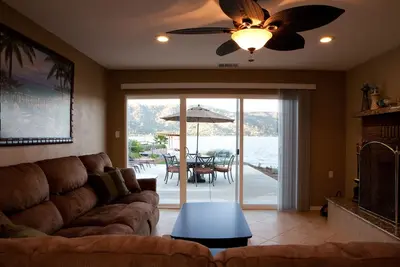 Image de Lakefront Rénové Accueil Directement sur l'eau dans Paradise Cove # 1 dans les commentaires