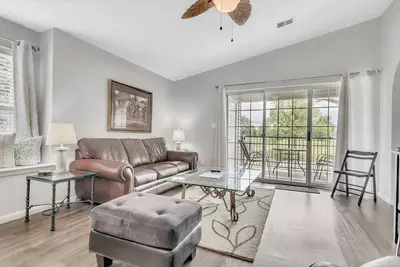 Image de Verts magnifiques - 2 chambres 2 salles de bain condo près du centre-ville de Branson!