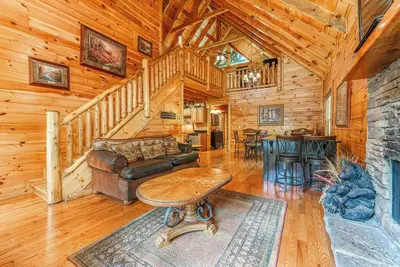 Image de Super cabine avec salle de théâtre, bar, table de billard, jeu d'arcade et foyer