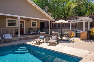 Image de Luxe 2 blocs / Downtown Square avec une Piscine!