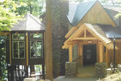 Image de Timberframe Spa Lodge dans les bois sur le lac Skaneateles, Ny