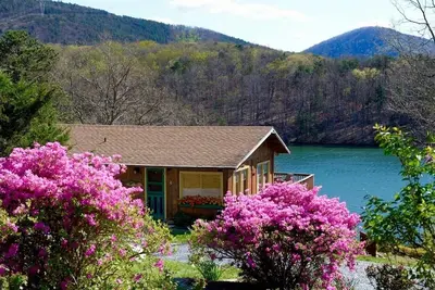 Image de 5 étoiles cabine mignon et confortable, vues à couper le souffle, No Wake Cove, bateaux disponibles,