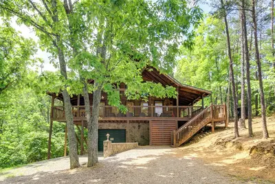 Image de Cabine confortable avec bain à remous privé-3 mi. chez Pigeon Forge