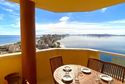 Image de Front line with stunning sea views!