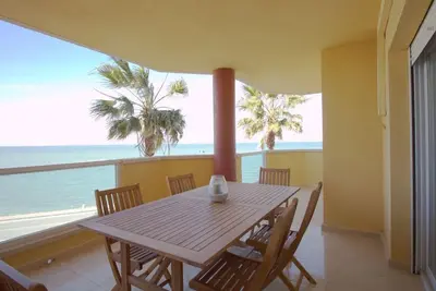 Image de New three bedroom front line with impressive sea views