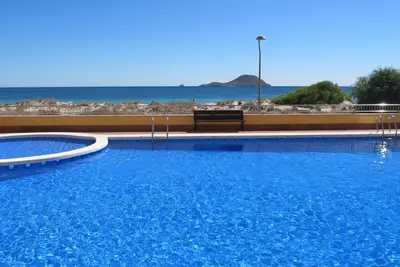 Image de Superb penthouse perfectly located just steps from the beach. . .