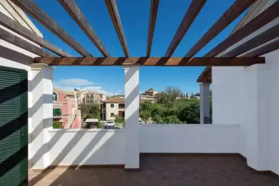 Image de Appartement avec grand balcon, parking gratuit et beau jardin, près de la ville de Corfou.