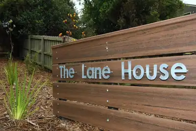 Image de The Lane House - de conception architecturale avec la plage de l'autre côté de la route