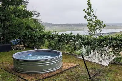 South Shore Waterfront Cabin Lake Travis - Dog-friendly, crique isolée, nager, pêcher, bateau! Wifi gratuit