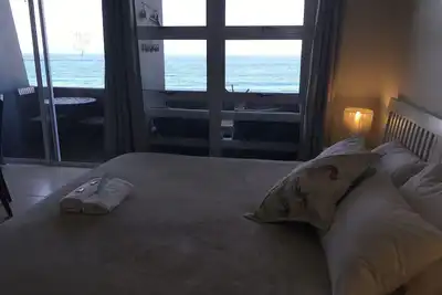 Image de Studio avec balcon et vue imprenable sur la mer.