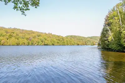 Magnifique chalet à louer avec accès au lac long (Le Grand Shack)