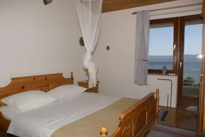 Image de Appartement de deux chambres avec le balcon et la vue sur le mer Duce, Omis (A-945-b)