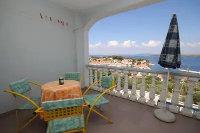 Image de Appartement de deux chambres avec la terrasse et la vue sur le mer Sali, Dugi otok (A-8152-b)