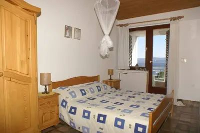 Image de Garçonnière avec la terrasse et la vue sur le mer Duce, Omis (As-945-a)