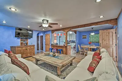 Image de Cozy ‘Blue Adobe’ avec Steam Room 2 Mi. de Taos!