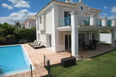 Image de Luxe 4 lit villa fortifiée piscine privée chauffée et clôture l'épreuve des enfants près de la marina