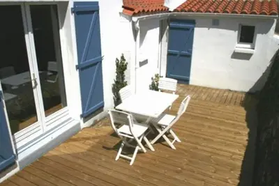 Image de Charmante maison rénovée proche port et plage, 3 chambres, cour avec salon de jardin