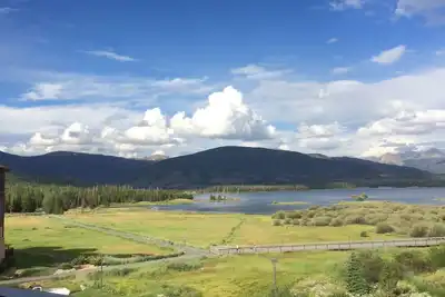 Image de Détendez-vous au bord du lac après avoir skié! Marchez pour libérer la navette de ski et les restaurants!