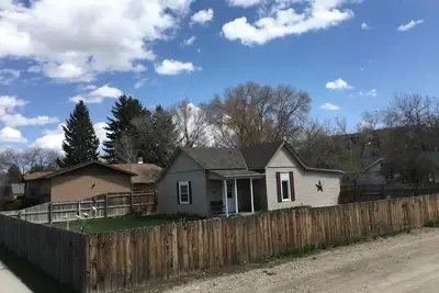Image de Grande maison rénovée (avec une cour clôturée) dans le centre-ville de Cody
