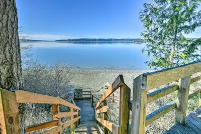 Image de Cozy La Conner Home w / Views & Deck Steps from Bay!