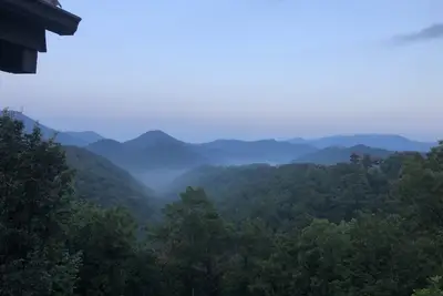 Image de Coucher de soleil à couper le souffle Amazing Grace Rustic Log Cabin, WiFI HotTub