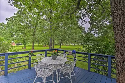 Image de Private 1-Acre Grove Home avec bain à remous près du lac Grand!