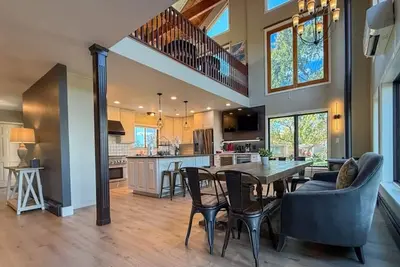 Image de Vues captivantes sur les dunes, bain à remous, sauna, salle de jeux, immense cuisine!