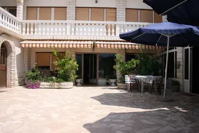 Image de Appartement d'une chambre avec la terrasse et la vue sur le mer Jezera, Murter (A-5123-a)