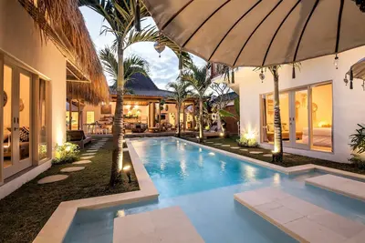 Image de ❤️ 300m de la plage I Coeur de Seminyak I Piscine de 14m I Jacuzzi I Personnel I 14 pax