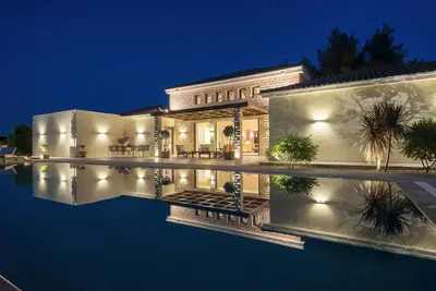 Image de Villa la Curva est une maison au design moderne, 370m, près de la plage de Laganas.