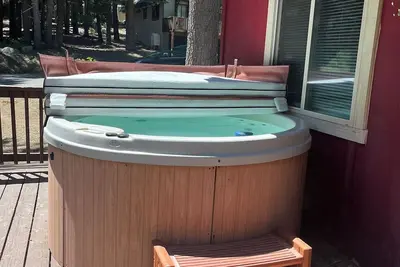 Image de Le chalet Cholula comprend 4 chambres et un bain à remous