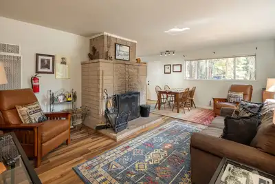 Image de Mignon 2br Cabin Dog-Friendly avec bain à remous, Sauvegarde Forest National!