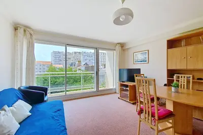 Image de Appartement lumineux 2 pièces à 100 m de la plage et du marché Arago, avec balcon et parking sécurisé