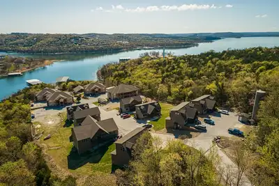 Image de Whiskey River Lodge --- Table Rock Lake Drap de bateau inclus! ! ! Belles Lakeviews!